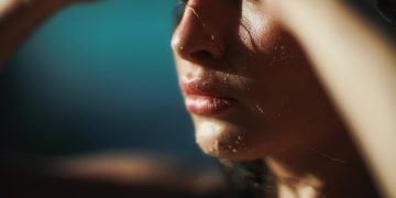 closeup photo of woman holding her head