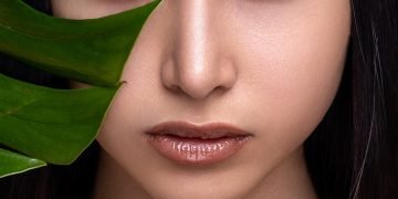 woman with green leaves on her head