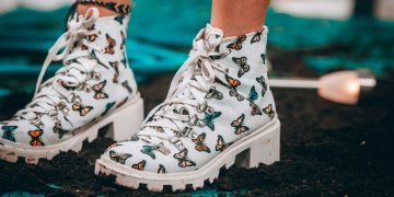 person in white and blue converse all star high tops